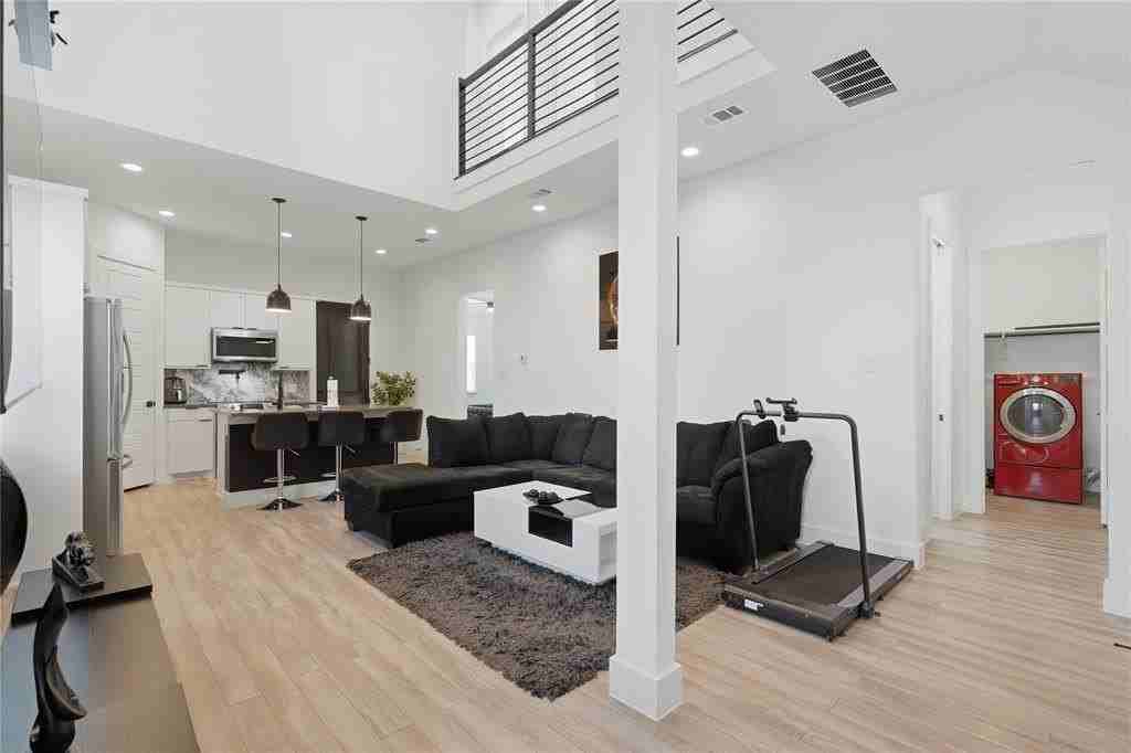 3316 Nomas St - Photo 4 of 27