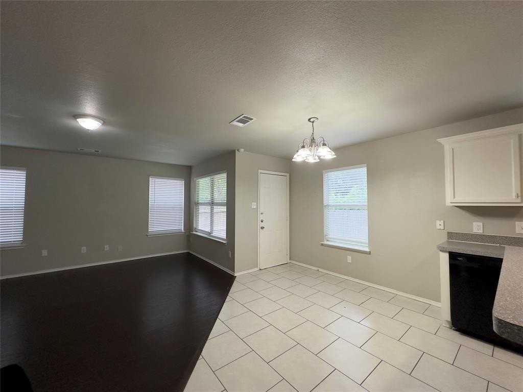 3509 Apple Valley Way - Photo 5 of 8