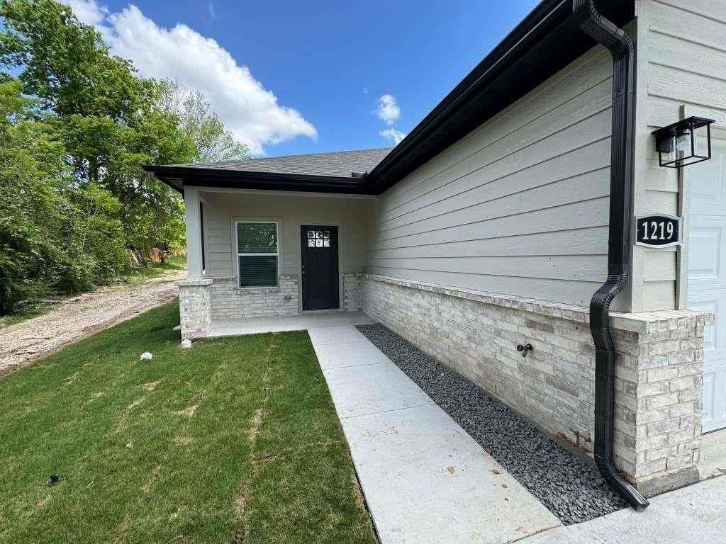 1219 S Austin St #1219 - Photo 2 of 15