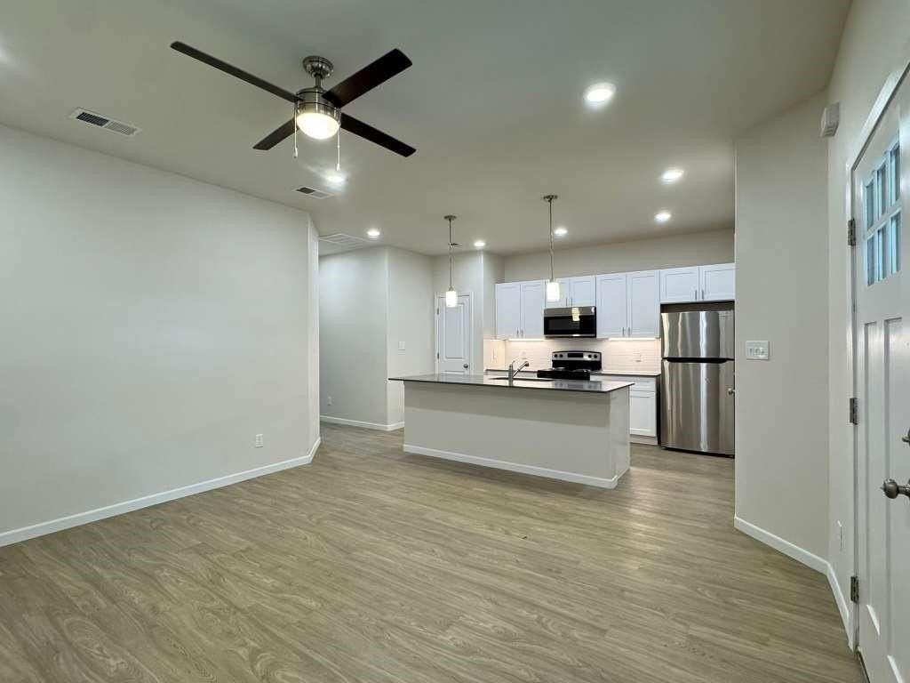 1219 S Austin St #1219 - Photo 4 of 15