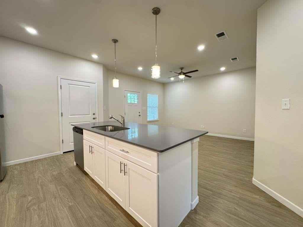 1219 S Austin St #1219 - Photo 7 of 15