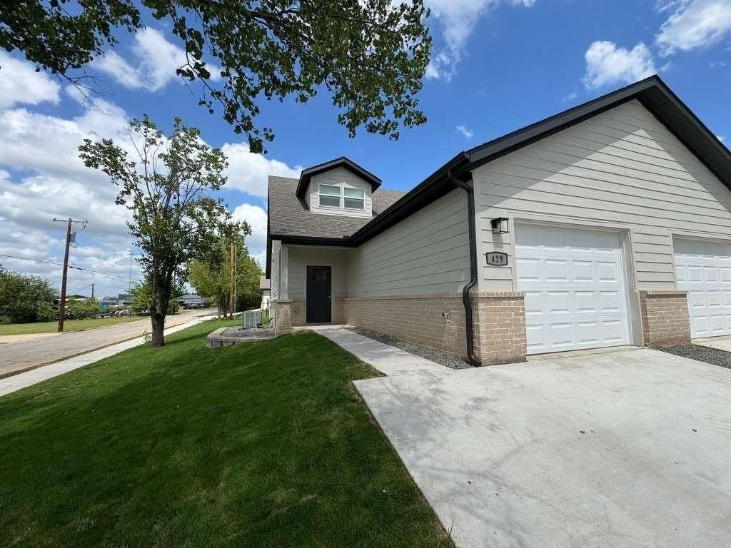 419 W Dulin St #419 - Photo 2 of 14