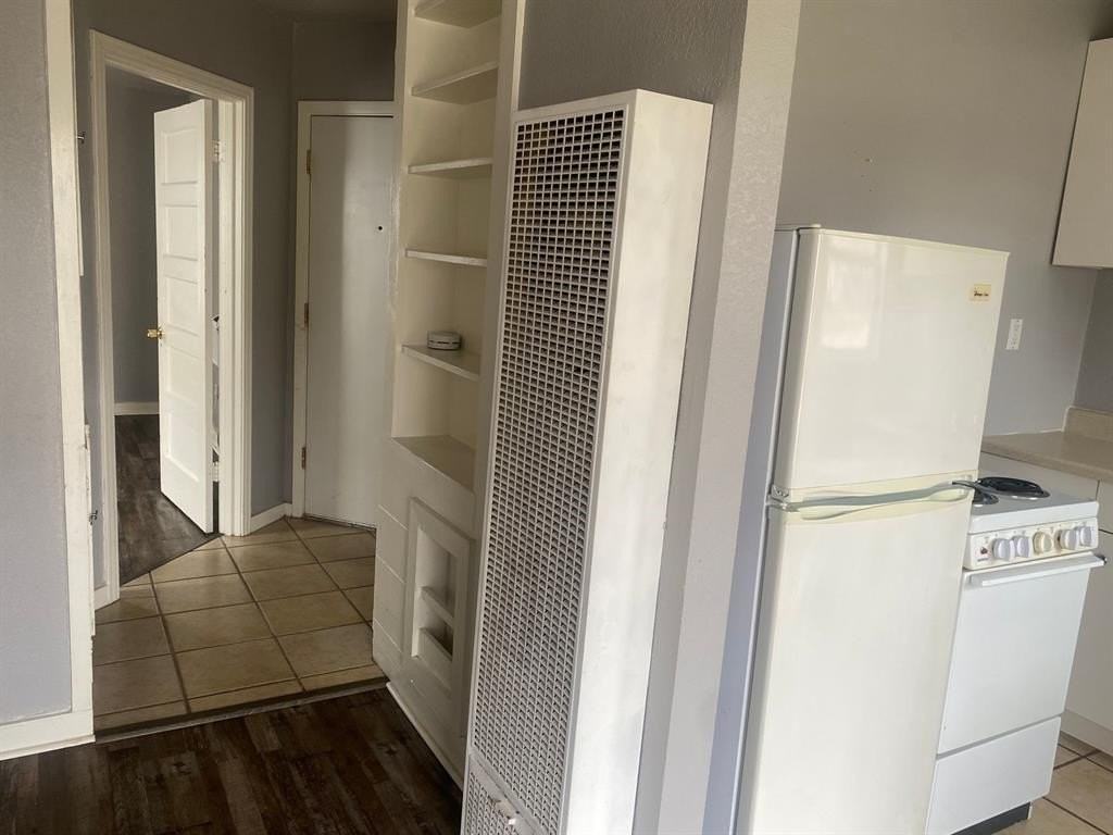 205 College Dr - Photo 4 of 10