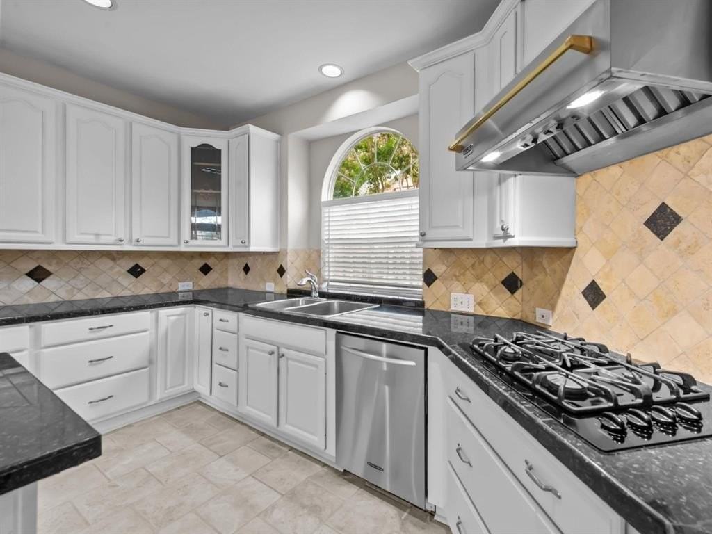 2421 Kittyhawk Dr - Photo 2 of 40