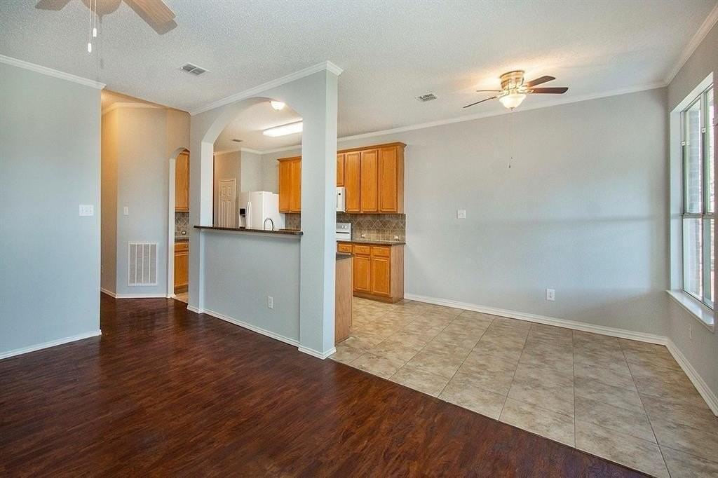 406 Leameadow Dr - Photo 3 of 23