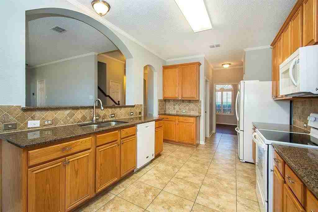 406 Leameadow Dr - Photo 4 of 23