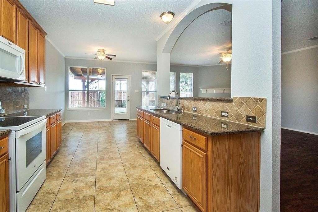 406 Leameadow Dr - Photo 7 of 23