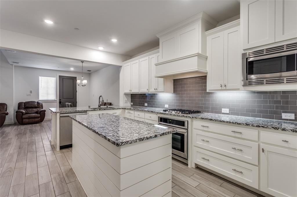 2728 Shelby Dr - Photo 3 of 12