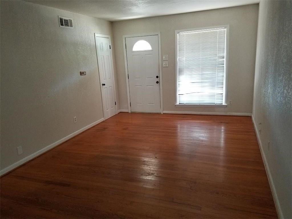 1401 W Lovers Ln - Photo 2 of 8