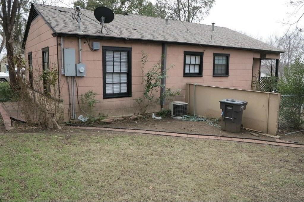 7428 Gaston Ave - Photo 5 of 15