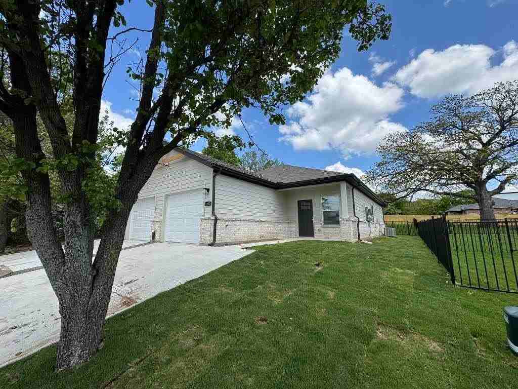 1223 S Austin St #1223 - Photo 3 of 15