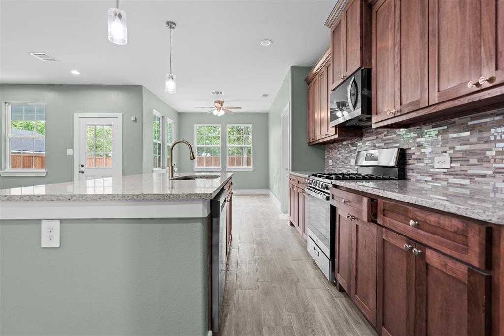 205 W 11th St - Photo 4 of 16