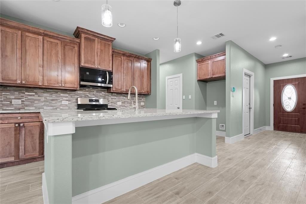 205 W 11th St - Photo 5 of 16