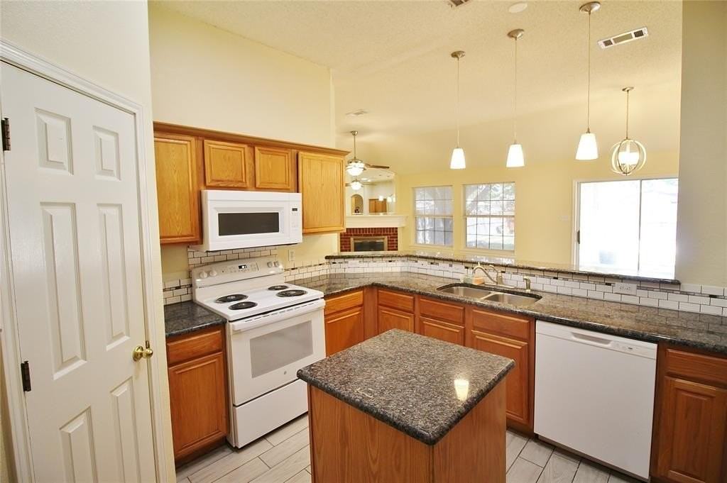 609 Blueberry Hill Ln - Photo 7 of 20