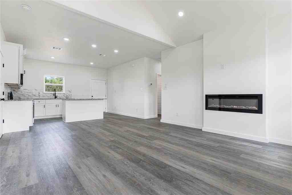 3426 Sumac Dr - Photo 4 of 9