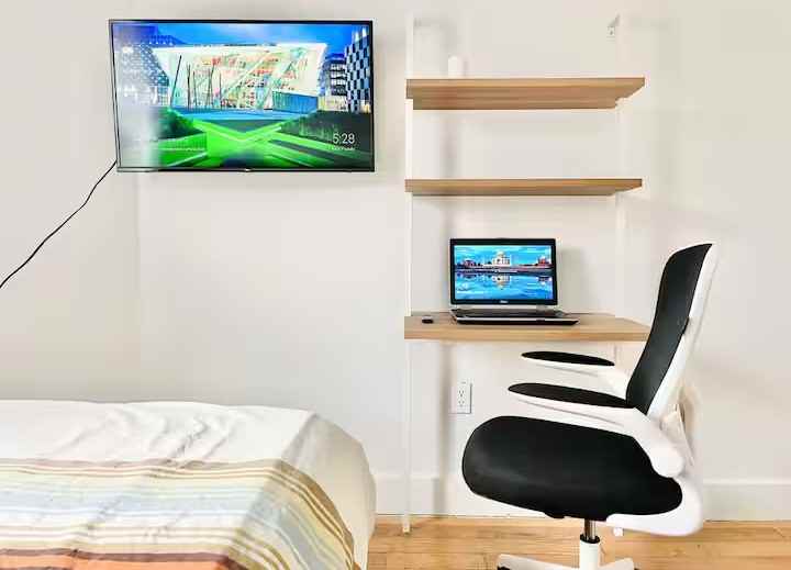 Private Bedroom in 4 Bedroom/1 Bathroom Home - Photo 3 of 6