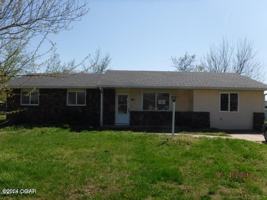 featured image of 218 W Maverick St