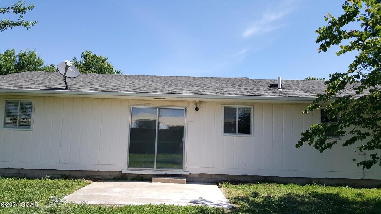 218 W Maverick St - Photo 4 of 4