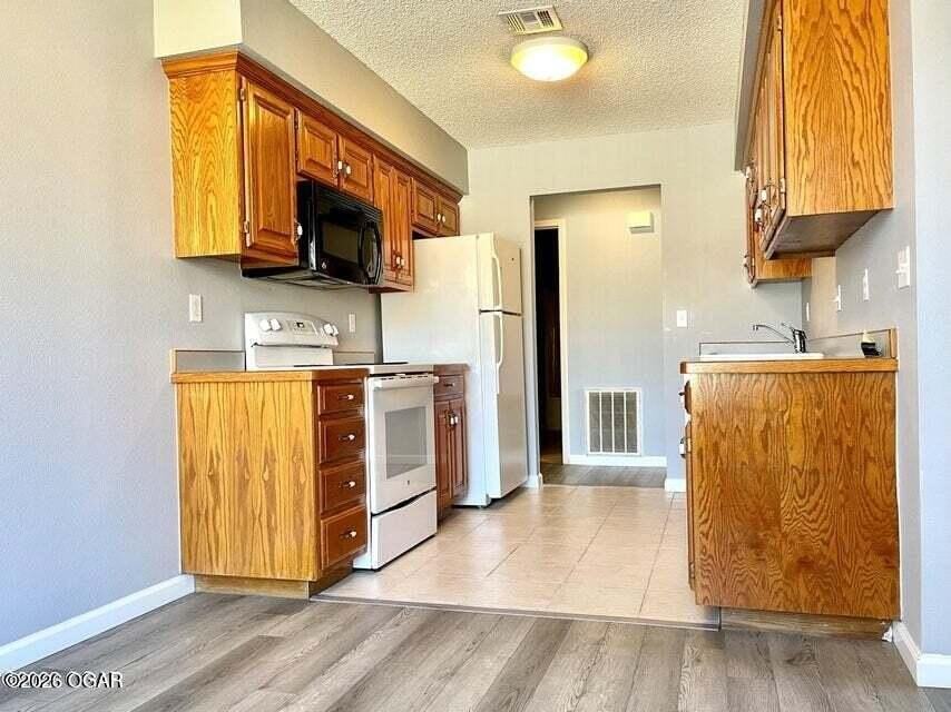 3325 Poplar Ct - Photo 2 of 9