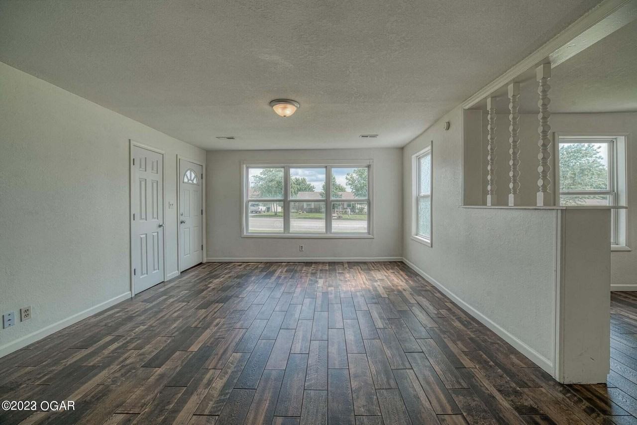 2901 E 15th St - Photo 2 of 7