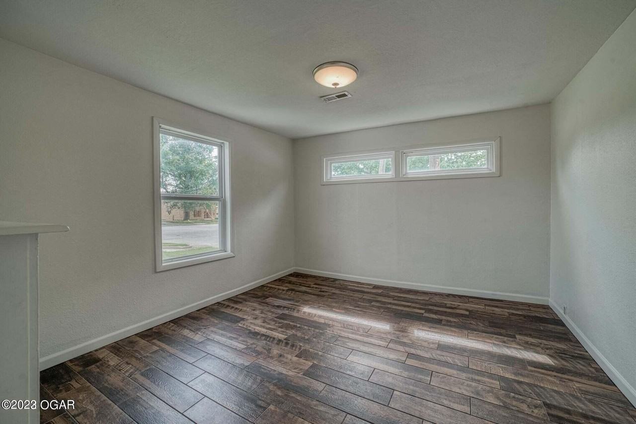 2901 E 15th St - Photo 3 of 7