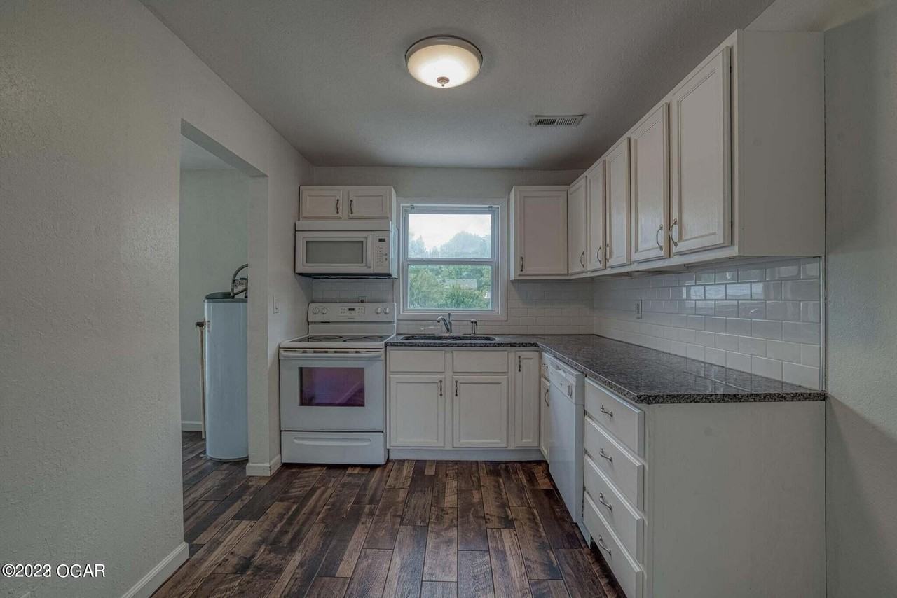 2901 E 15th St - Photo 4 of 7