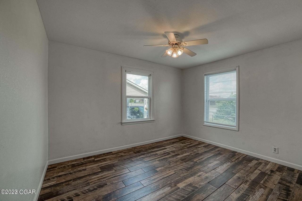 2901 E 15th St - Photo 5 of 7