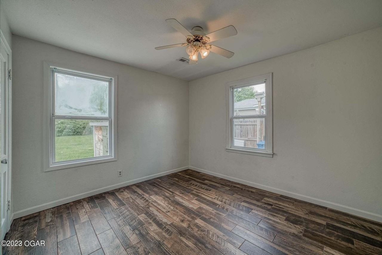 2901 E 15th St - Photo 6 of 7