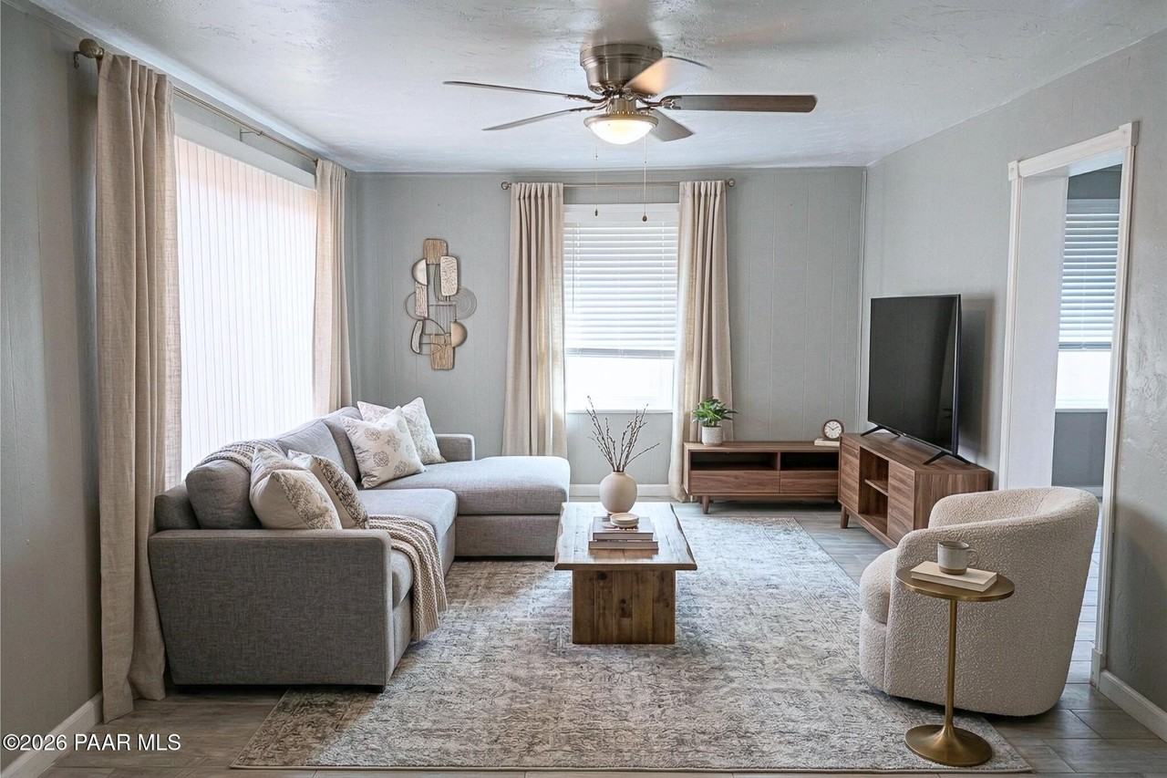 2143 N Bell Ave - Photo 2 of 9