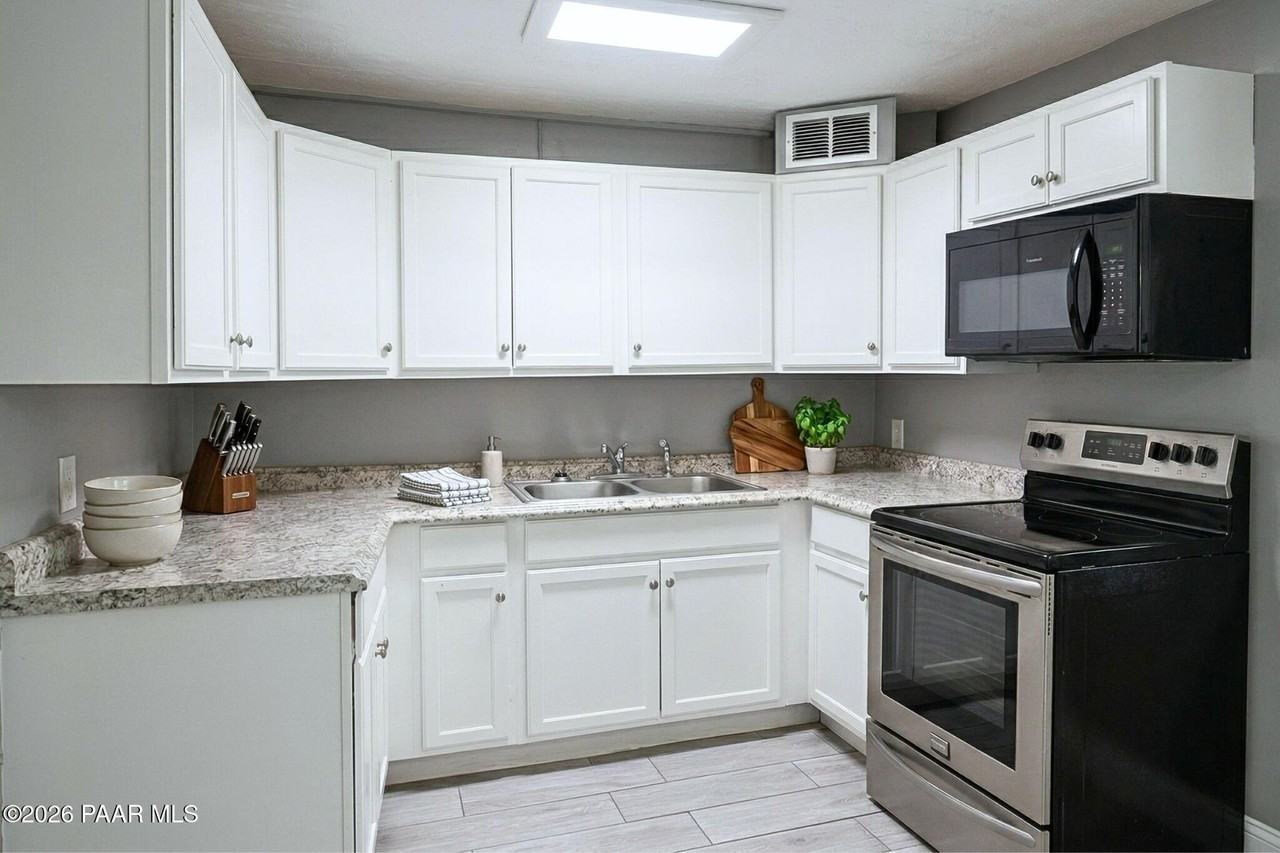 2143 N Bell Ave - Photo 3 of 9