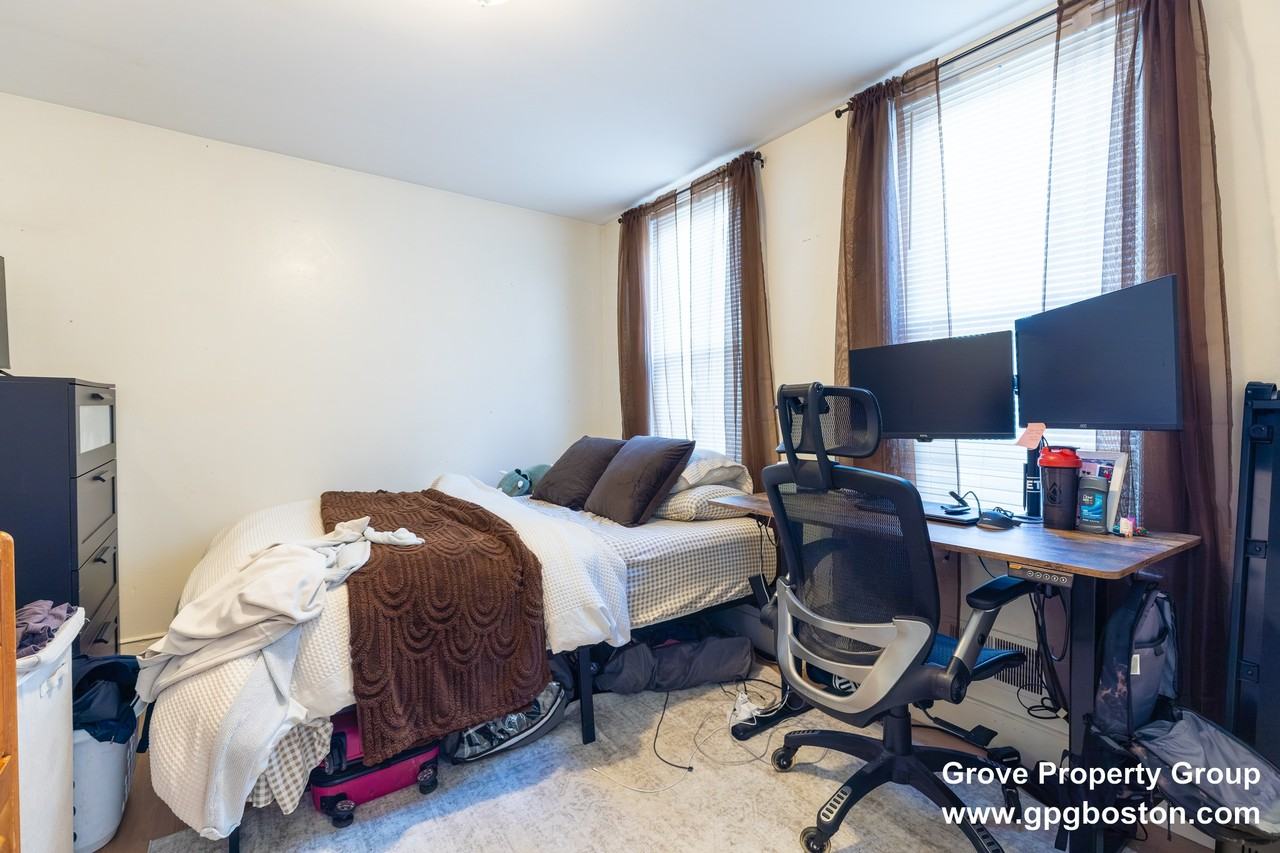 218 W 8th St #1 - Photo 2 of 5