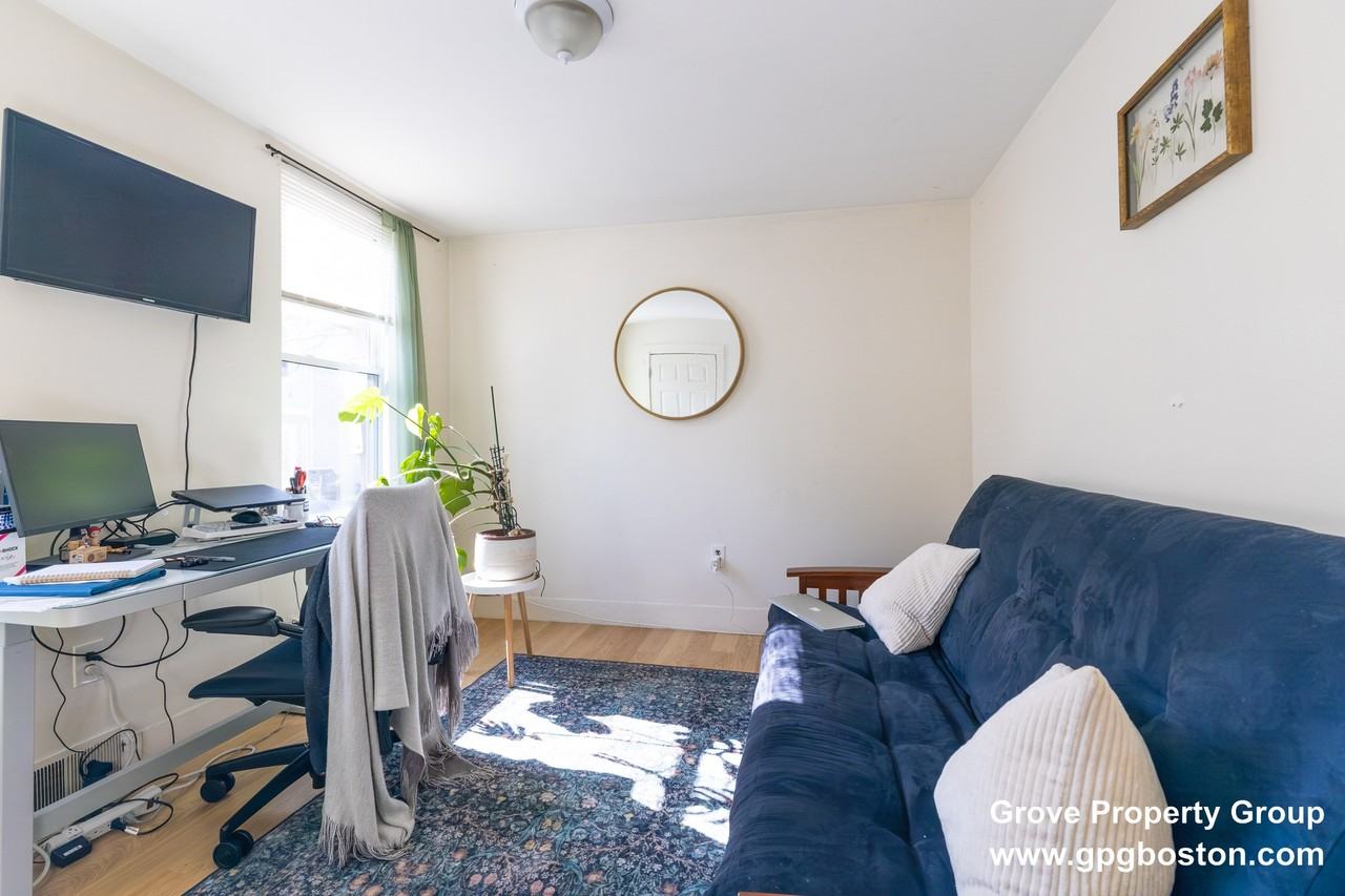 218 W 8th St #1 - Photo 3 of 5