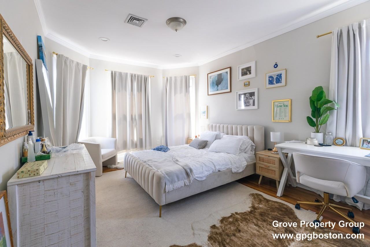 740 E 3rd St #3 - Photo 3 of 8