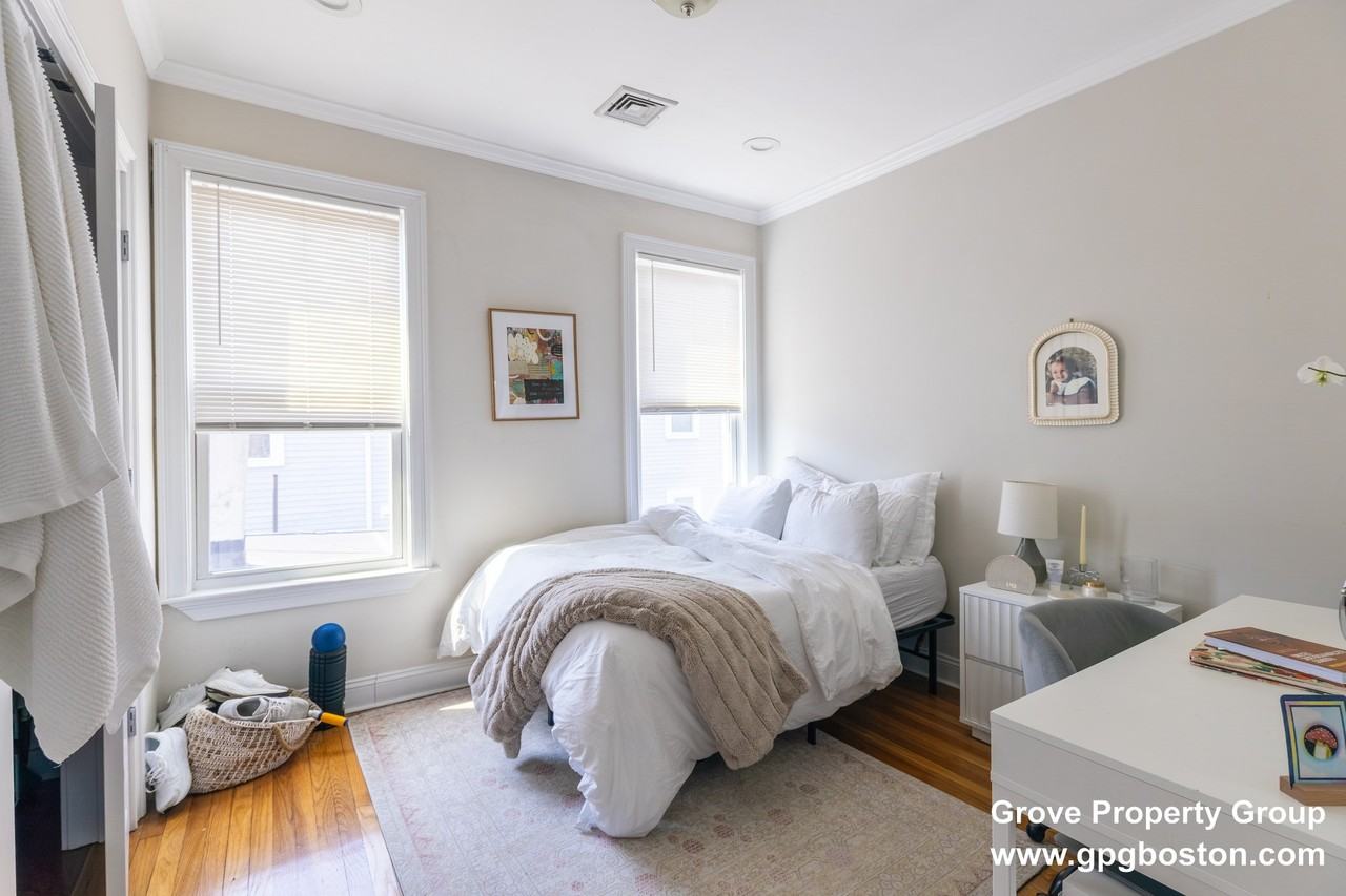 740 E 3rd St #3 - Photo 4 of 8