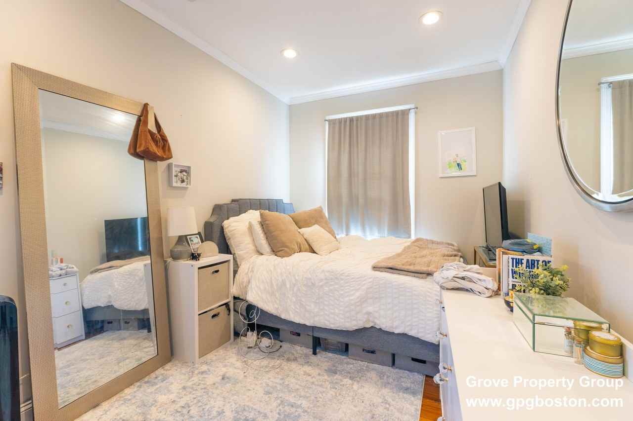 740 E 3rd St #3 - Photo 5 of 8