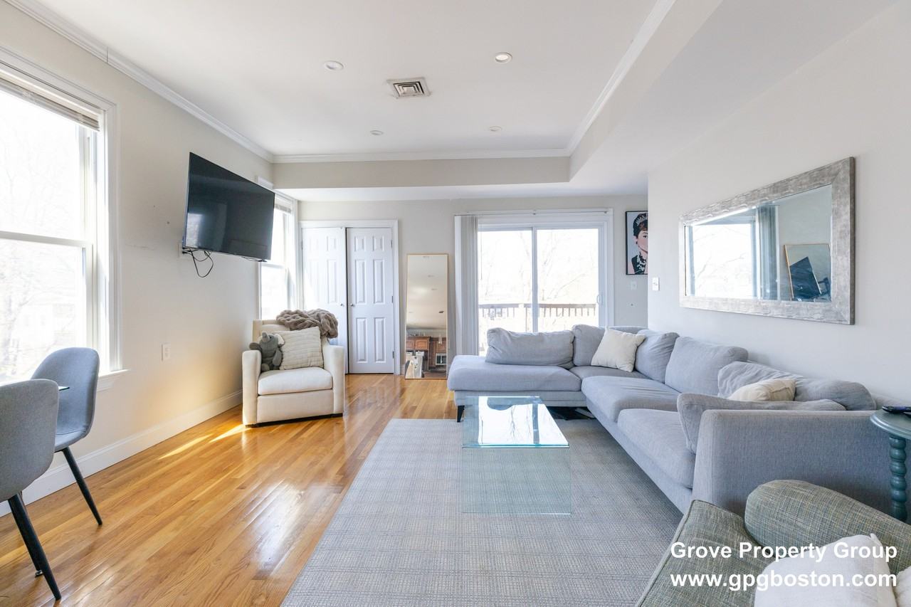 740 E 3rd St #3 - Photo 7 of 8