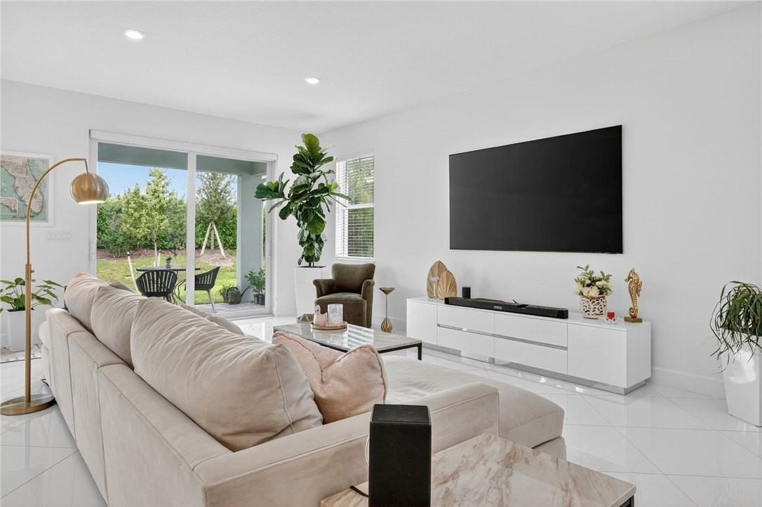 1161 Haven Cir - Photo 4 of 36