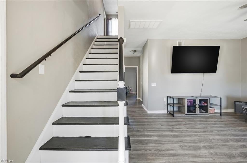 726 W 35th St - Photo 7 of 49