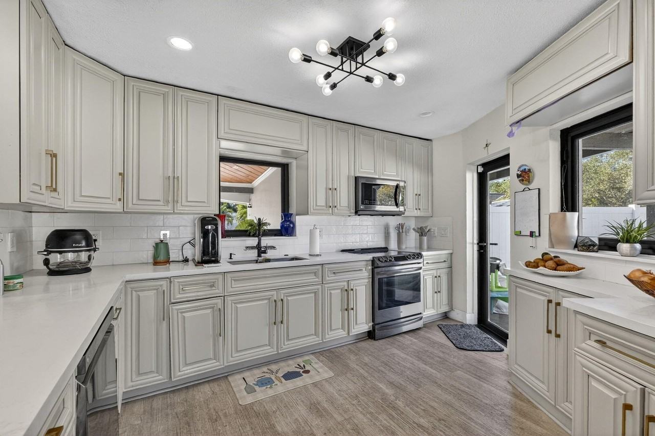 2601 Ne 8th Ct - Photo 2 of 39