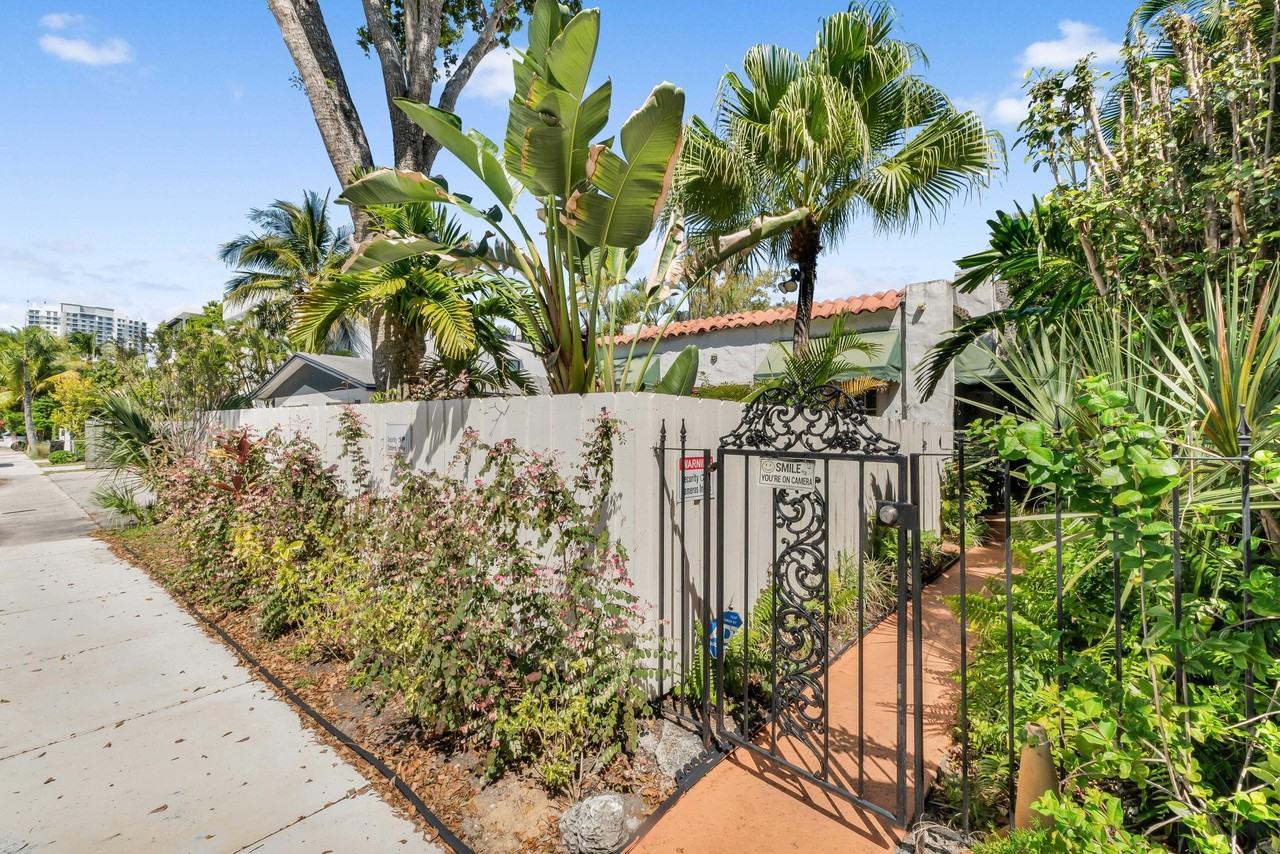 1217 Se 1st St - Photo 2 of 11