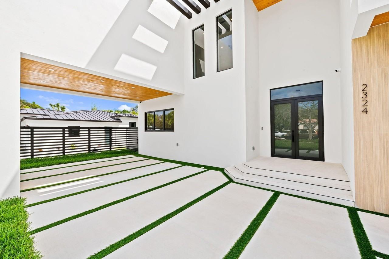 2324 Sw 26th St - Photo 3 of 45