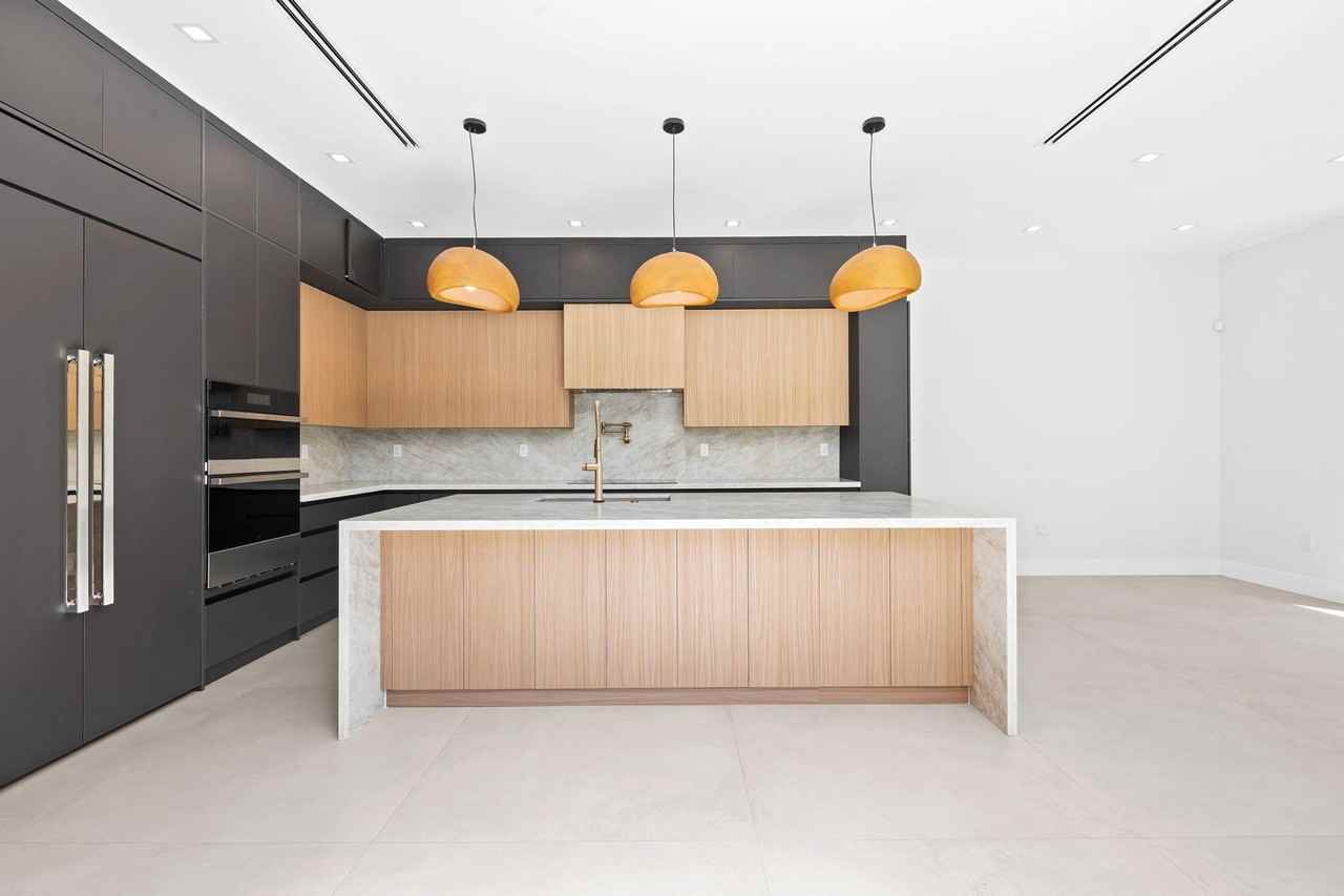 2324 Sw 26th St - Photo 4 of 45