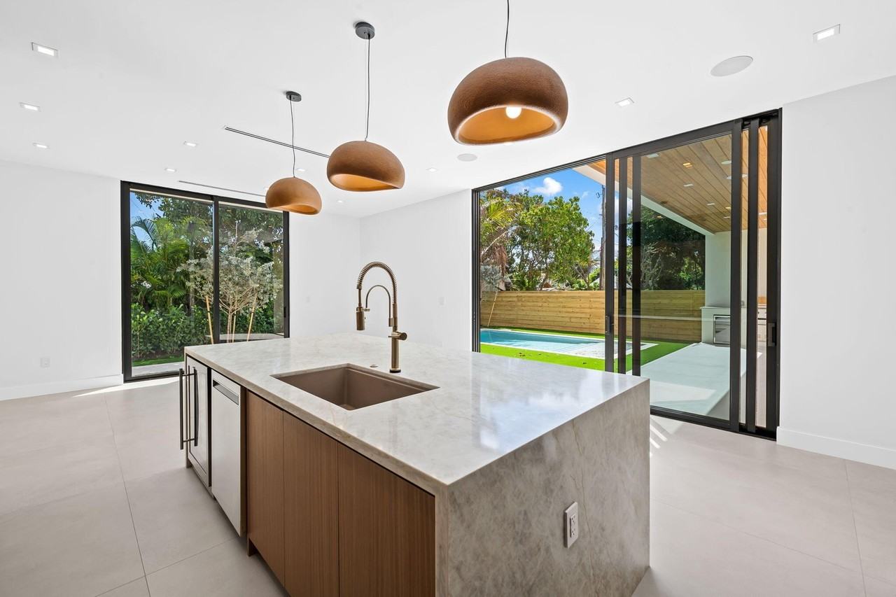 2324 Sw 26th St - Photo 5 of 45