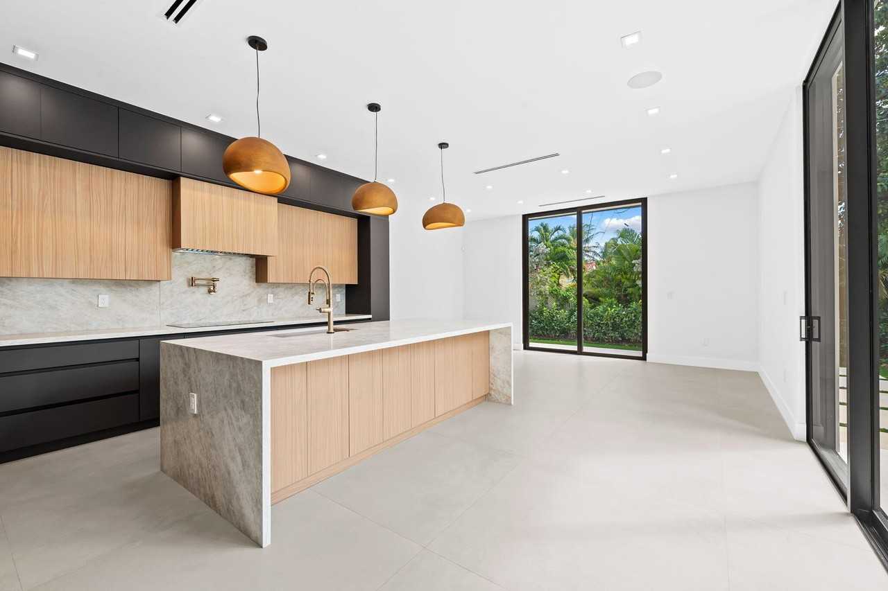 2324 Sw 26th St - Photo 7 of 45