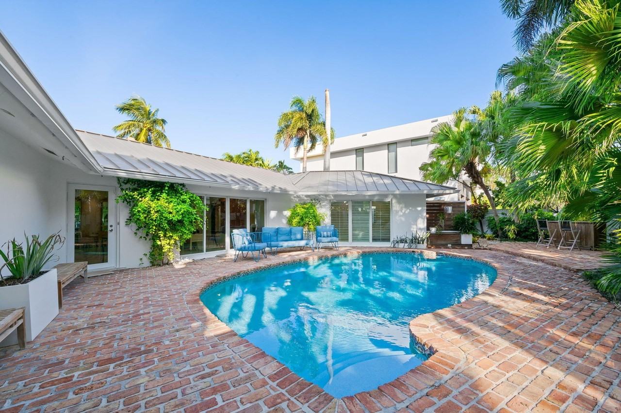 2809 Ne 25th St - Photo 2 of 16