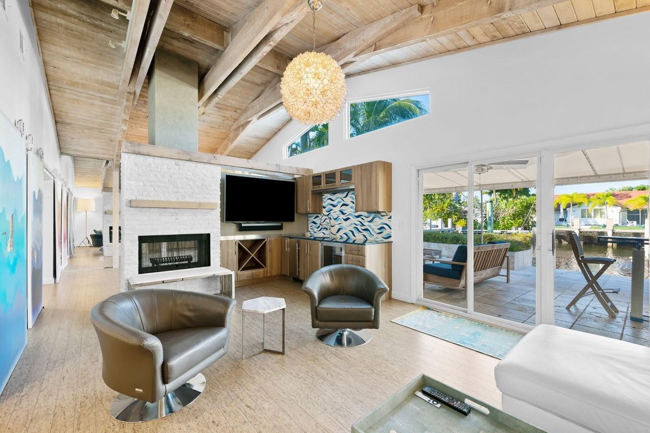 2809 Ne 25th St - Photo 4 of 16