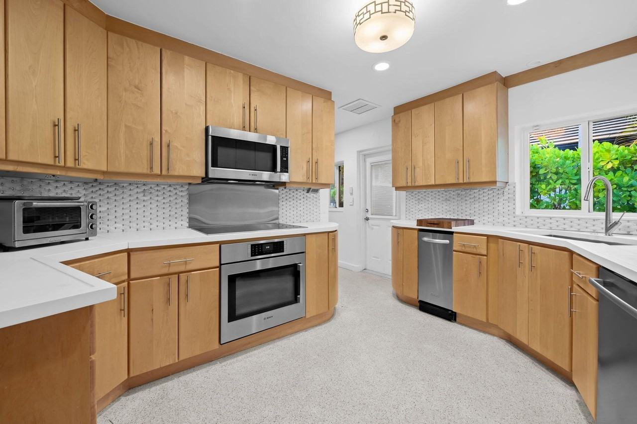 2809 Ne 25th St - Photo 6 of 16