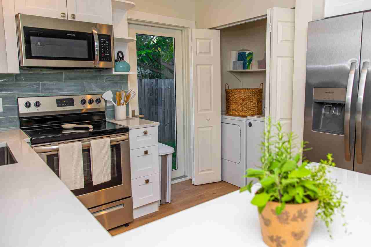 1433 Ne 23rd St - Photo 3 of 17