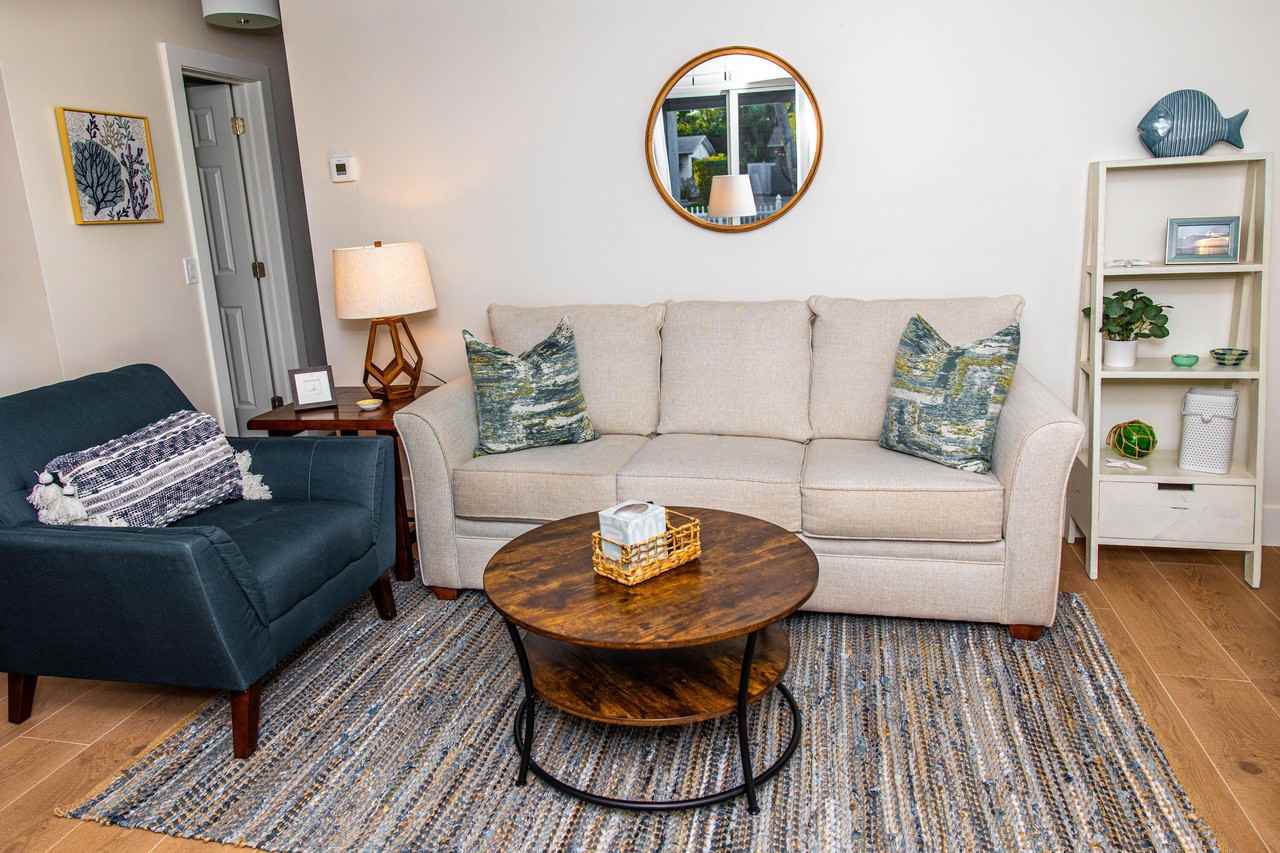 1433 Ne 23rd St - Photo 4 of 17