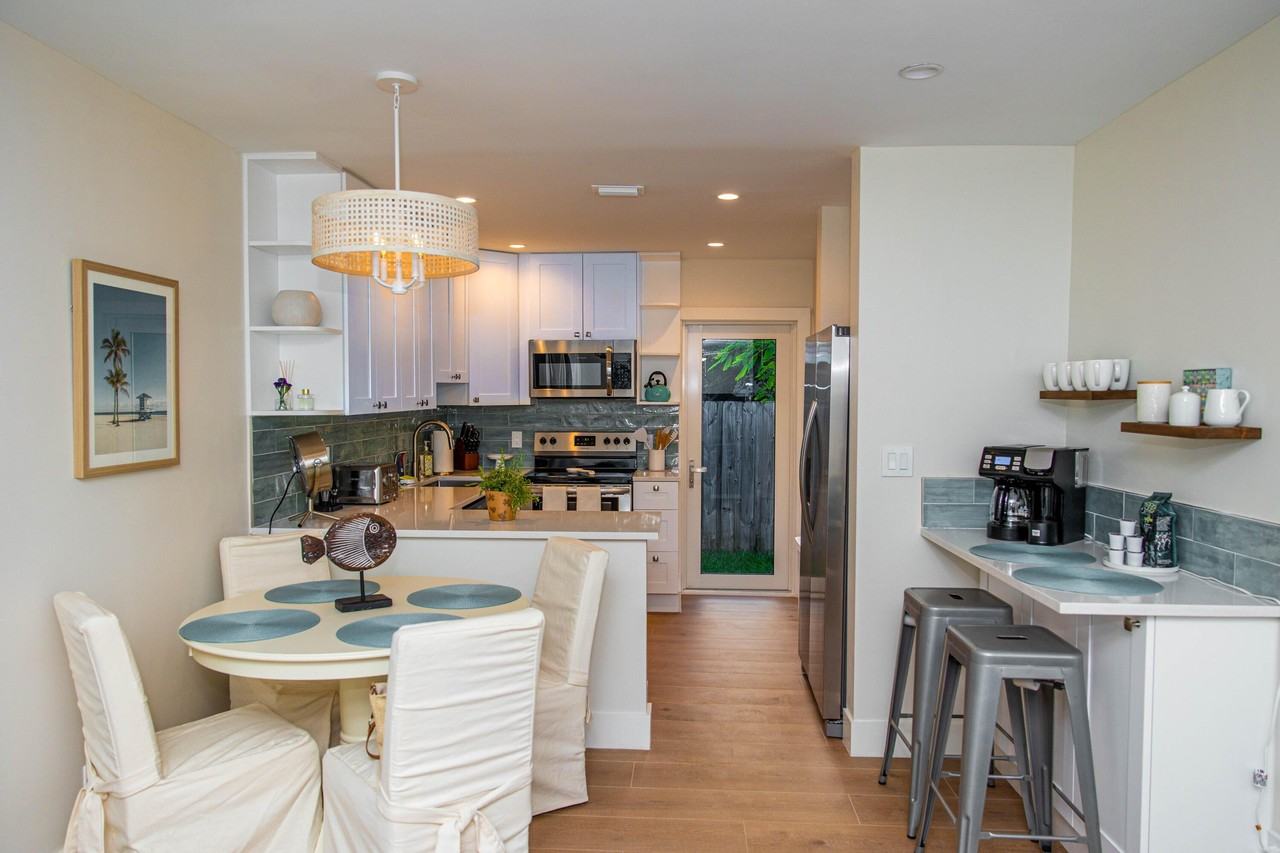 1433 Ne 23rd St - Photo 5 of 17